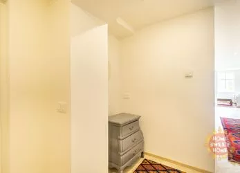 Velice pěkný prostorný byt 3+kk (81m2) k pronájmu, 2x koupelna, Praha 1 - Malá Strana, ulice Vlašská