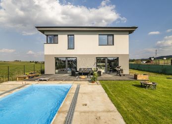 Luxusní moderní novostavba rodiného domu 6+kk s  bazénem a garáží Malá Hraštice