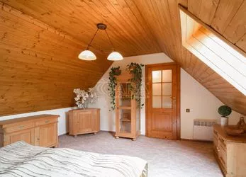 Prodej luxusní chaty 4+kk 108 m2 se zahradou 1758 m2 Lhotka - Svinaře