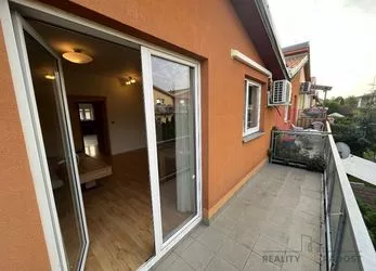 Prodej bytu 3+kk (OV -69 m2), balkón a venkovním parkovacím místě ve Vestci ( Praha-západ)
