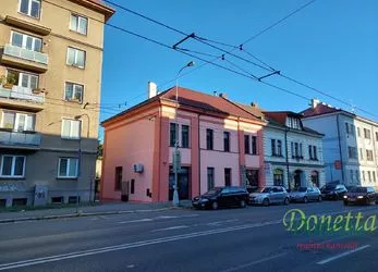 Pronájem 2 kanceláří s parkováním – Pospíšilova ul., Hradec Králové