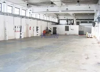 Pronájem výrobní nebo skladové haly s nákladovou rampou v průmyslové zóně v Hradci Králové