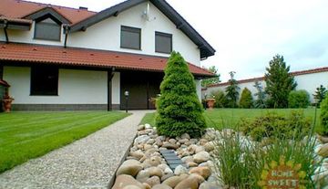 Prostorný rodinný dům 7+1 (280 m²), zahrada 386 m², Horoměřice, ulice Do Oříšků