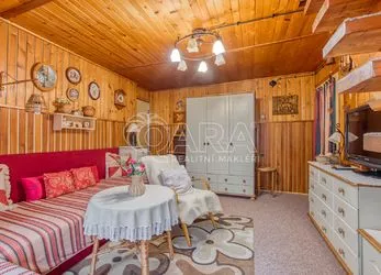 Prodej malebné chaty v Komorní Lhotce se zahrádkou 415 m2