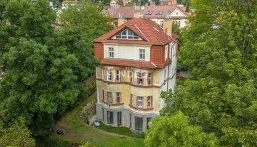 Mezonetový byt v prvorepublikové vile v oblasti Hřebenka, Praha 5