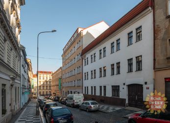 Podkrovní zařízený byt 1+kk k pronájmu (29m2), ulice Cimburkova, Praha 3