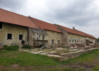Prodej  areálu zemědělského objektu (15144 m2) ve Vrbičanech (okr. Kladno),