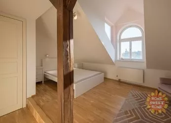 Praha, mezonetový byt k pronájmu 4+1 (220m2), terasa, klimatizace, Janáčkovo nábřeží