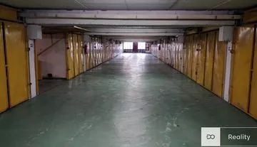 Pronájem uzavřené garáže 17 m2, 3 500 Kč, Praha 8 - Troja