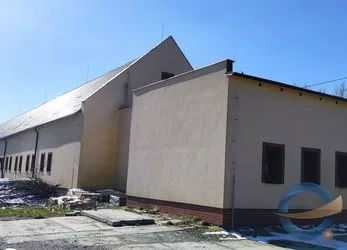 Prodej skladovací a výrobní haly - samostatně stojící budova bývalého kravína po rekonstrukci