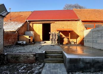 Prodej zrekonstruovaného rodinného domu s půdní vestavbou 4+kk  v obci Dolní Bojanovice.