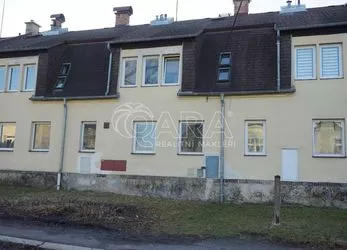 Prodej zrekonstruovaného cihlového bytu 3+kk 73 m2 s dřevníkem a půdou ve výborné lokalitě obce Česk