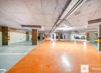 pronájem garážového stání 12,5 m2 v novostavbě Baarové, Praha Hlubočepy
