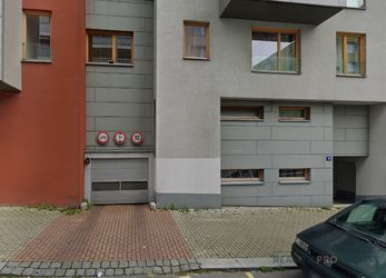 Vniřní parkovací stání v centru Prahy 3 - Jeseniova ulice