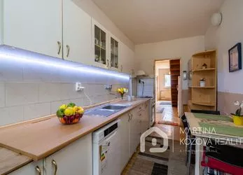 Prodej rodinného domu v klidné části obce Sluštice, pozemek 1031m2