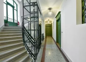 Praha, pronájem, moderní nezařízený byt 4+kk (123m2), balkón, klima, Nám. Jiřího z Poděbrad
