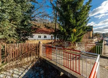 Investiční pozemek k výstavbě menšího bytového domu nebo nekolika řadových domů, Praha - Lipence