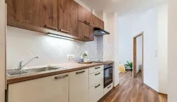 Prodej nově zrekonstruovaného zajímavého bytu 2+kk v revitalizovaném bytovém domě v Praze - Dubči