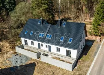 Prodej rozestavěného domu sousedící s rozsáhlým lesem na okraji Mníšku pod Brdy