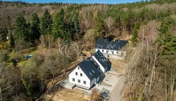 Prodej rozestavěného domu sousedící s rozsáhlým lesem na okraji Mníšku pod Brdy