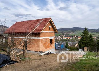 Rozestavěná chata s úchvatným výhledem v Prackovicích nad Labem, pozemek 1425m2