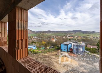Rozestavěná chata s úchvatným výhledem v Prackovicích nad Labem, pozemek 1425m2