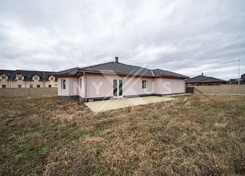 Prodej bungalovu 4+kk - 153 m2 + garáž, pozemek 1 036 m2, Postřižín - Odolena Voda