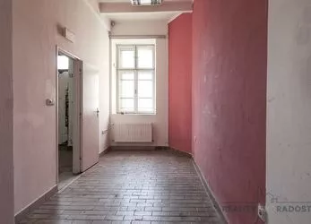 Pronájem nebytového prostoru s výlohou, který se nachází na adrese Nádražní 31 v Ostravě.