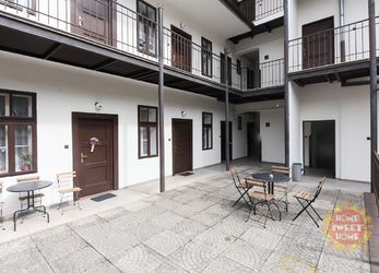 Podkrovní zařízený byt 1+kk k pronájmu (29m2), ulice Cimburkova, Praha 3, od září