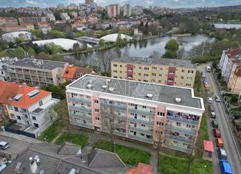 Světlý byt 2+1 s balkonem 63 m2, dva samostatné pokoje, u Hamerského rybníka