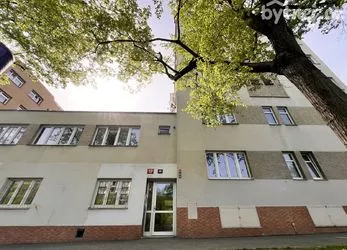 Podnájem slunného bytu 2+kk, 39 m² - Patočkova, Břevnov