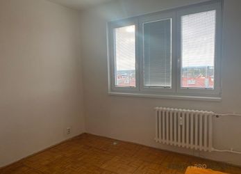 Uherské Hradiště, Malinovského - nabízíme k pronájmu byt 2+1 v zrenovovaném bytě v panelovém domě.