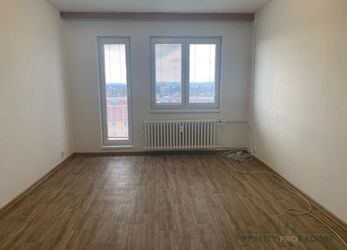 Uherské Hradiště, Malinovského - nabízíme k pronájmu byt 2+1 v zrenovovaném bytě v panelovém domě.