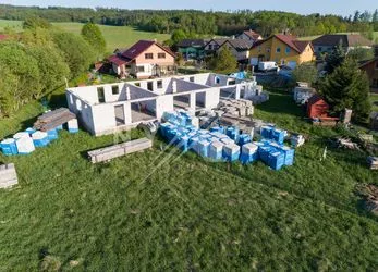 Prodej pozemku 1488 m² s projektem trojdomu a stavebním povolením, Ondřejov - Třemblat, Praha-východ