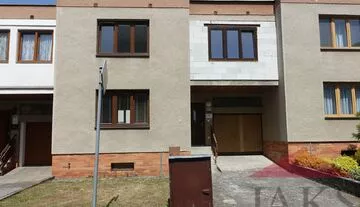 Horažďovice - Palackého; řadový rodinný dům (4+kk; cca 120 m2) s garáží a zahradou