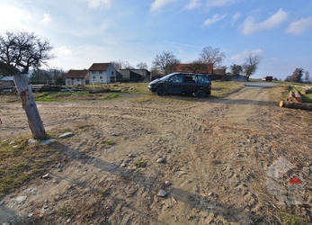 Nabízíme na prodej stavební pozemek o výměře 1744 m2 v obci Přibyslavice - část Radoškov.
