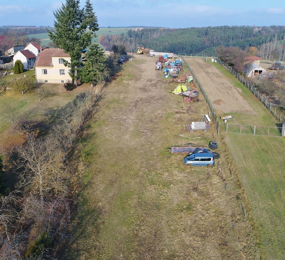 Nabízíme na prodej stavební pozemek o výměře 1744 m2 v obci Přibyslavice - část Radoškov.